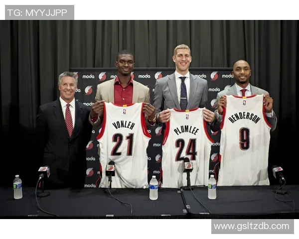 普马斯与多拉多斯激战正酣谁能在这场较量中笑到最后